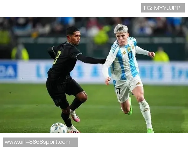 波多黎各歌手洋基老爹亲临阿根廷训练营与梅西等球员亲密合影